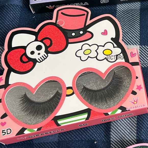 Lashes - Picture 2 of 10